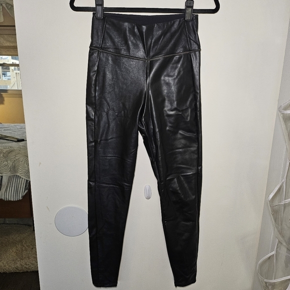 EUC Athleta All Over Gleam Tight Faux Leather Leggings Tight Black Xsmall - Picture 3 of 13
